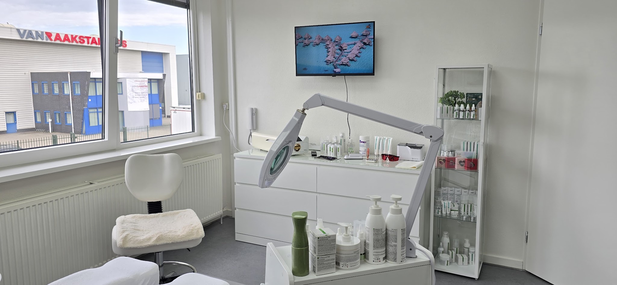 De behandelkamer met werklamp, producten en behandelstoel