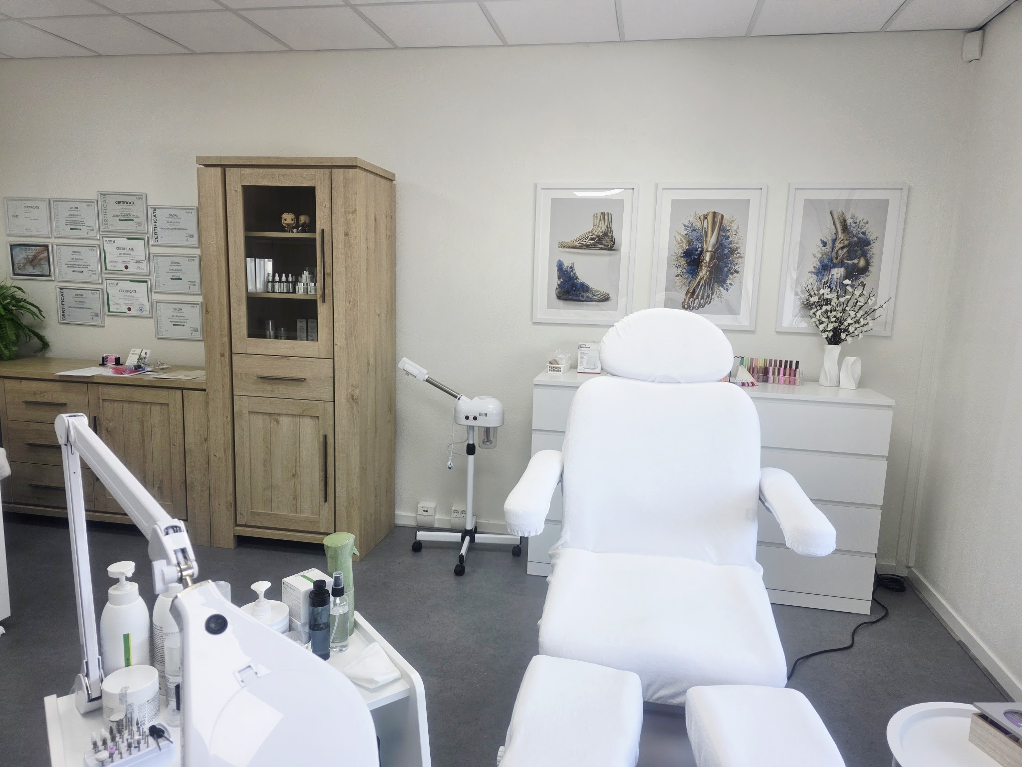 De behandelstoel, de vitrine en de wand met ingelijste certificaten